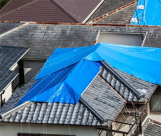 Emergency tarping on old roof